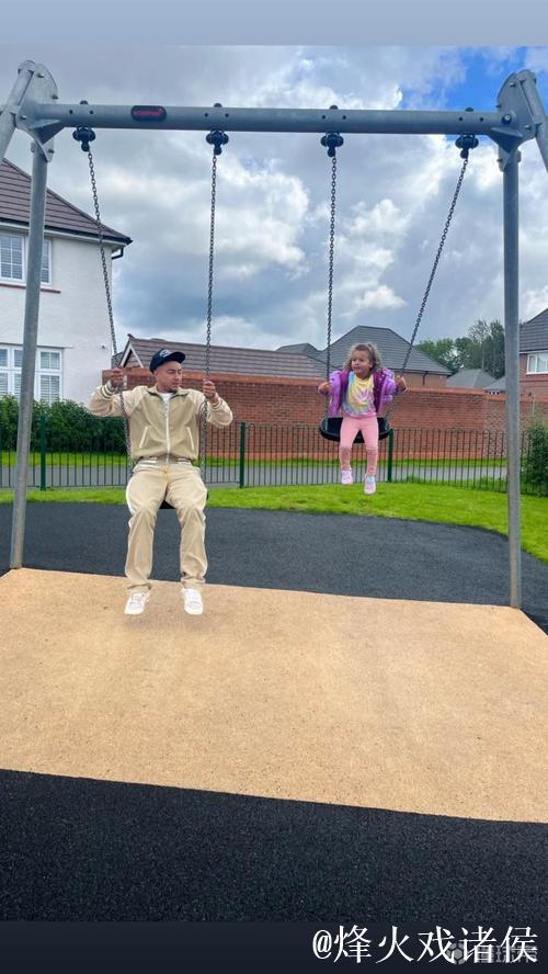 林加德社媒晒怀抱女儿照片:节日快乐 林加德社媒晒怀抱女儿照片:节日快乐